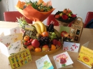 Fruitmand, bloemen, Schrobbeler en kaarten